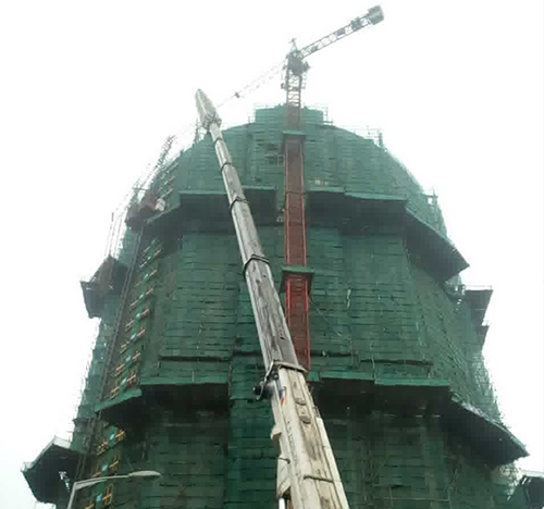 上饶市吊车在工地上作业